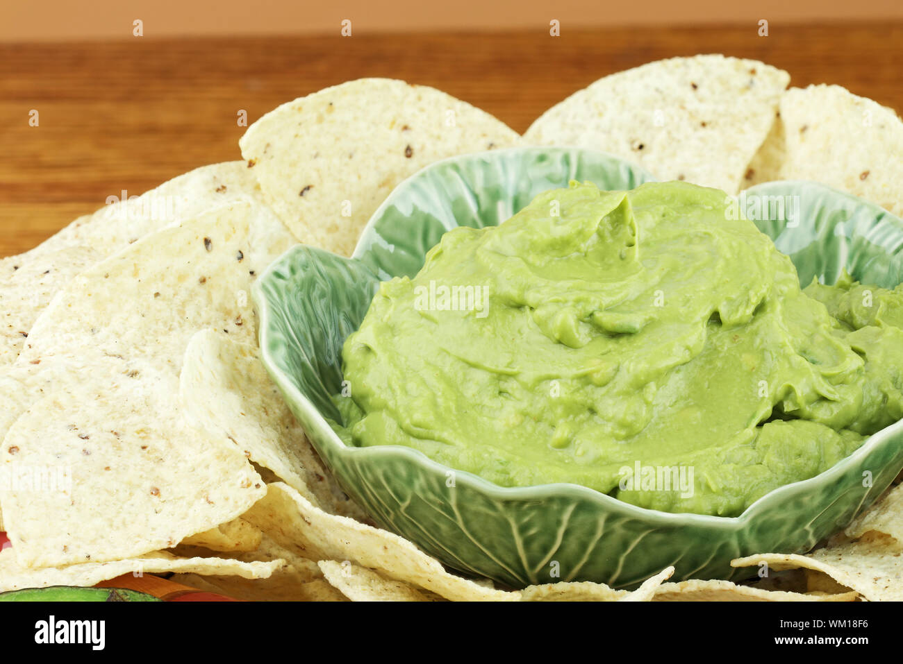 Fresh guacamole et tortillas avec une faible profondeur de champ. Banque D'Images