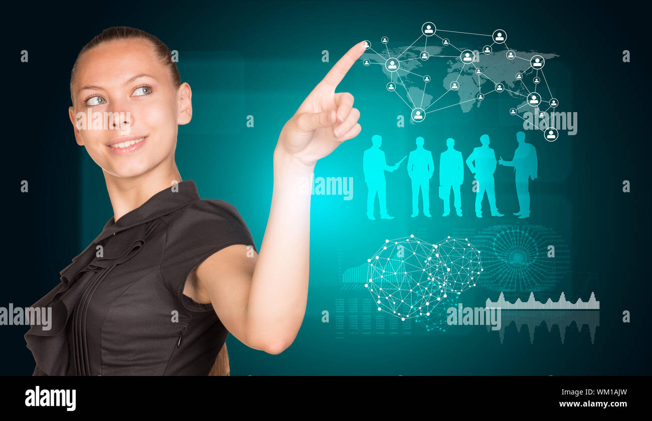 Beau portrait en tenue d'appuie sur le bouton virtuel. Carte du monde et des silhouettes en arrière-plan Banque D'Images