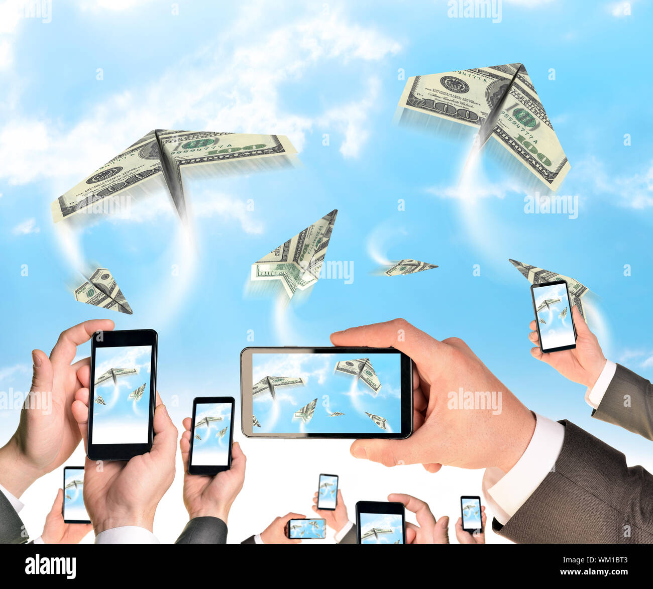 Mains tenant des téléphones intelligents et des vidéos comme flying paper plane de dollars. Ciel avec nuages en arrière-plan Banque D'Images
