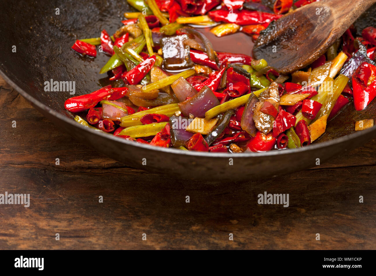 Piment et légumes frits sur un wok casserole Banque D'Images