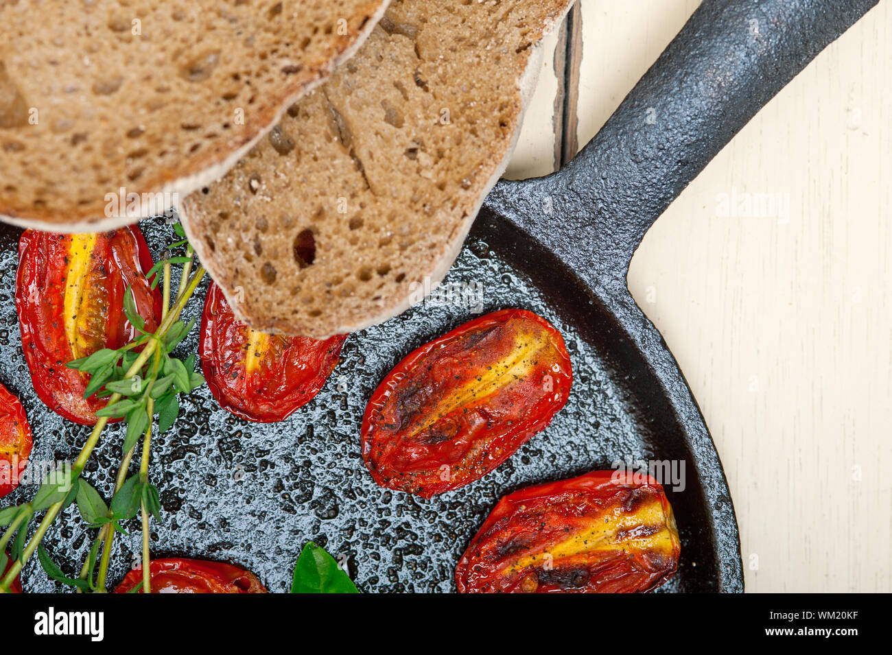 Les tomates cerises au four avec basilic et thym Banque D'Images