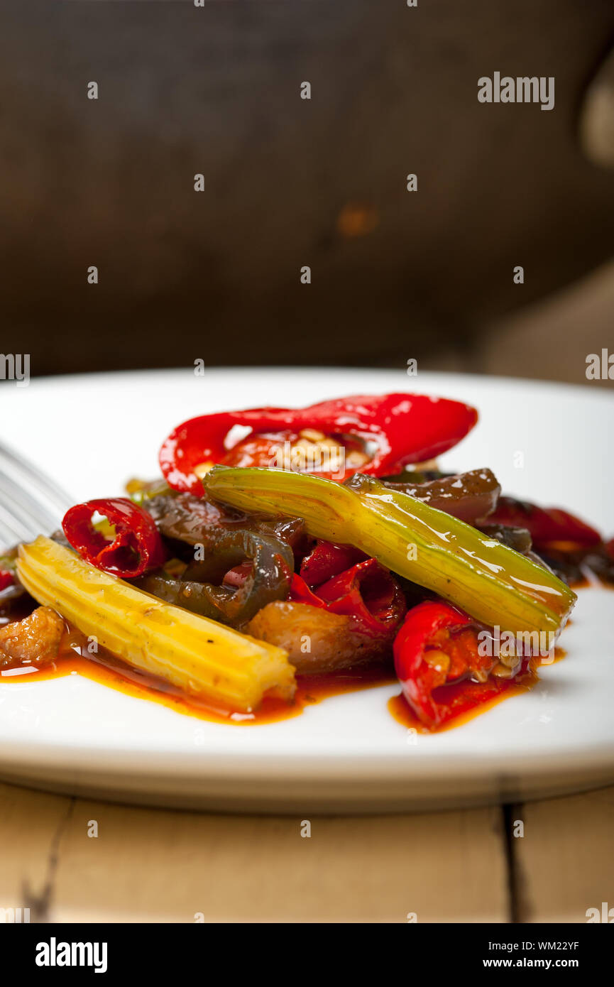 Piment et légumes frits sur un wok casserole Banque D'Images