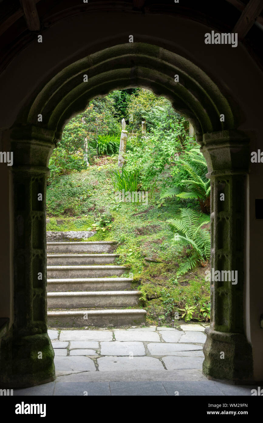 Vue du porche, dans l'église Saint-Jean à Roseland, Cornwall, UK Banque D'Images