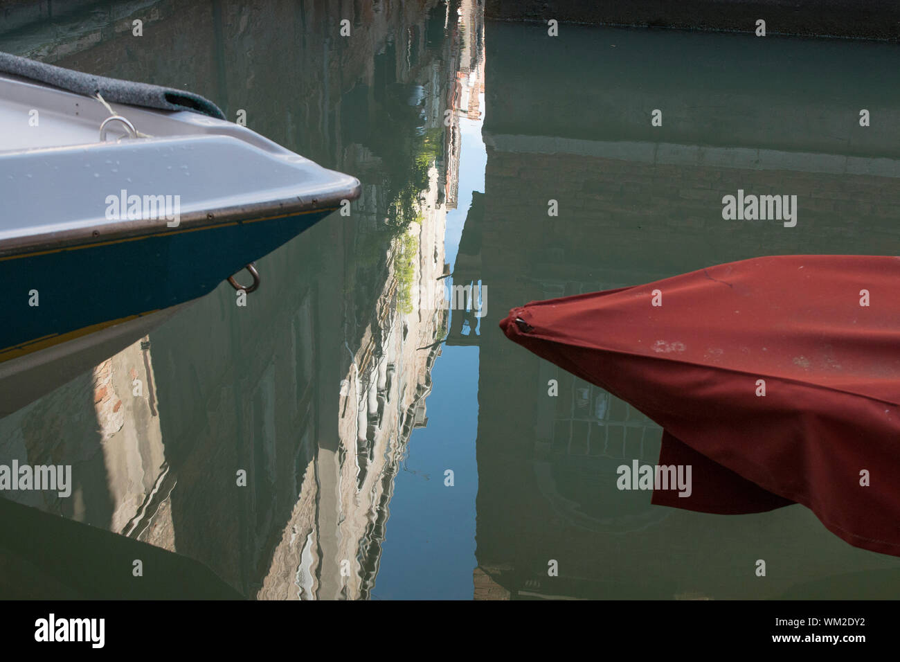 Deux gondoles stockés sur un petit canal à Venise, Italie Banque D'Images