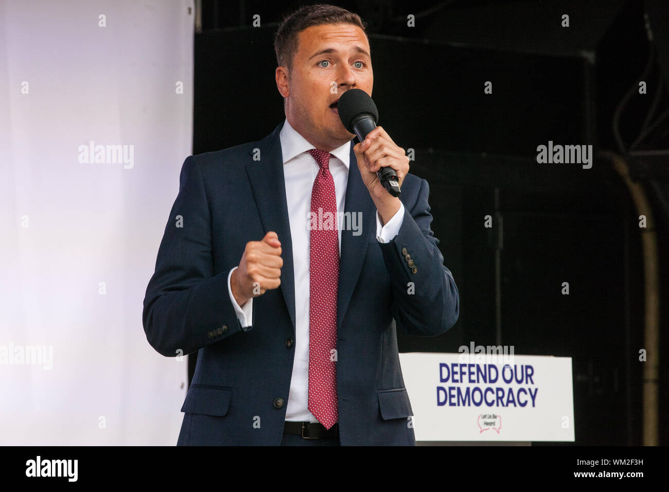 Londres, Royaume-Uni. 4 Septembre, 2019. Wes Streeting, main-d'Ilford, MP pour Nord adresses restent partisans à défendre notre démocratie un rassemblement à la place du Parlement peu après avoir passé le délai Brexit parlementaires Projet de loi à la Chambre des communes. Credit : Mark Kerrison/Alamy Live News Banque D'Images