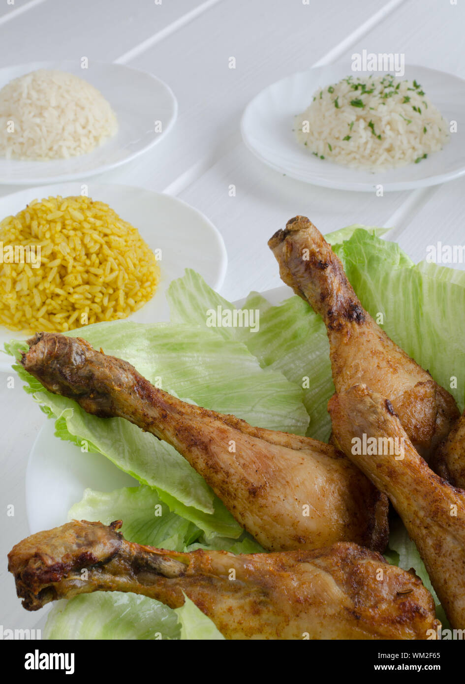 Cuisses de poulet grillé avec du riz blanc avec trois sur bois Banque D'Images