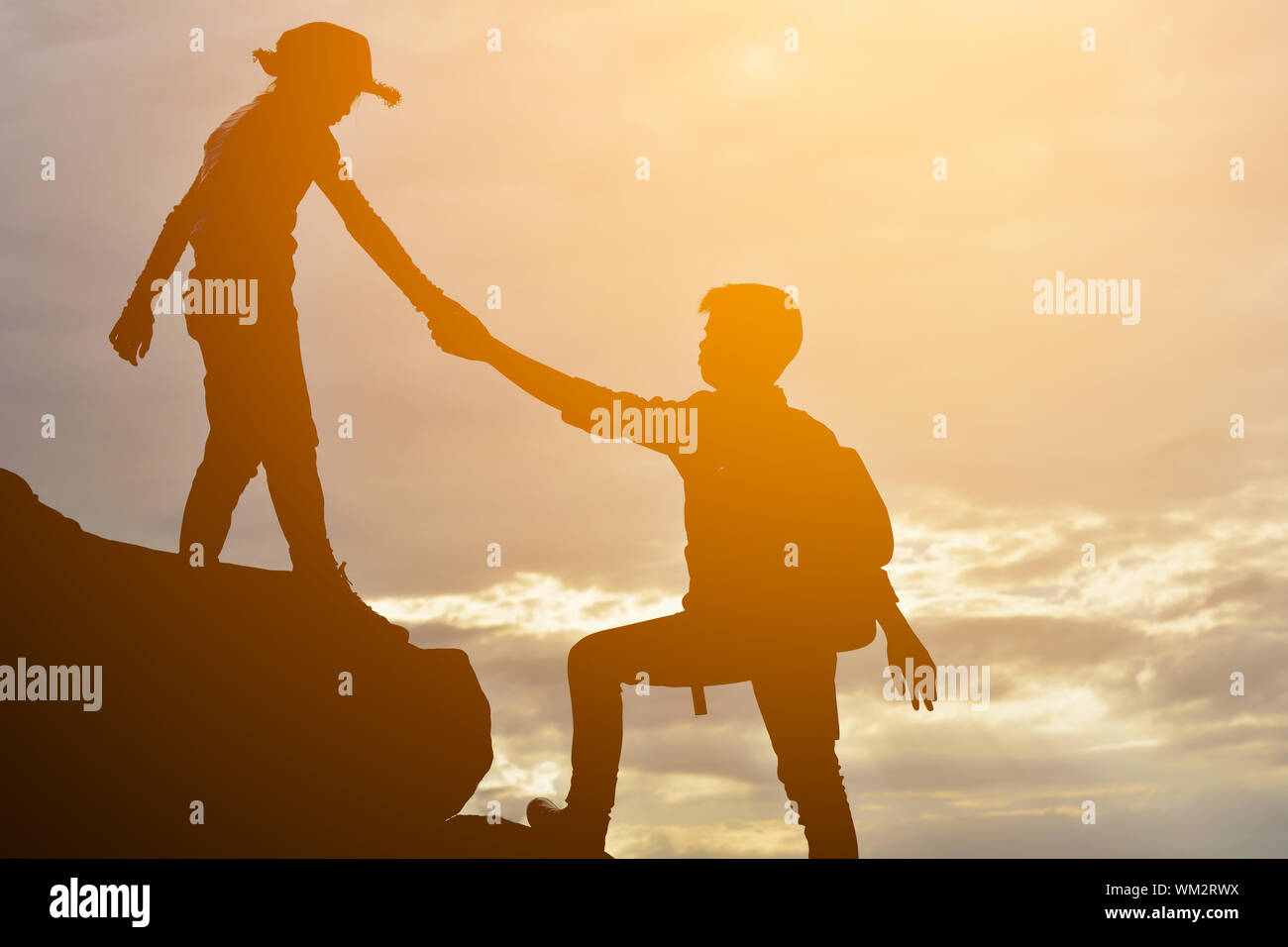 Boy And Girl Holding Hands Silhouette Banque D Image Et Photos Alamy Boy And Girl Holding Hands Silhouette Banque D Image Et Photos Alamy