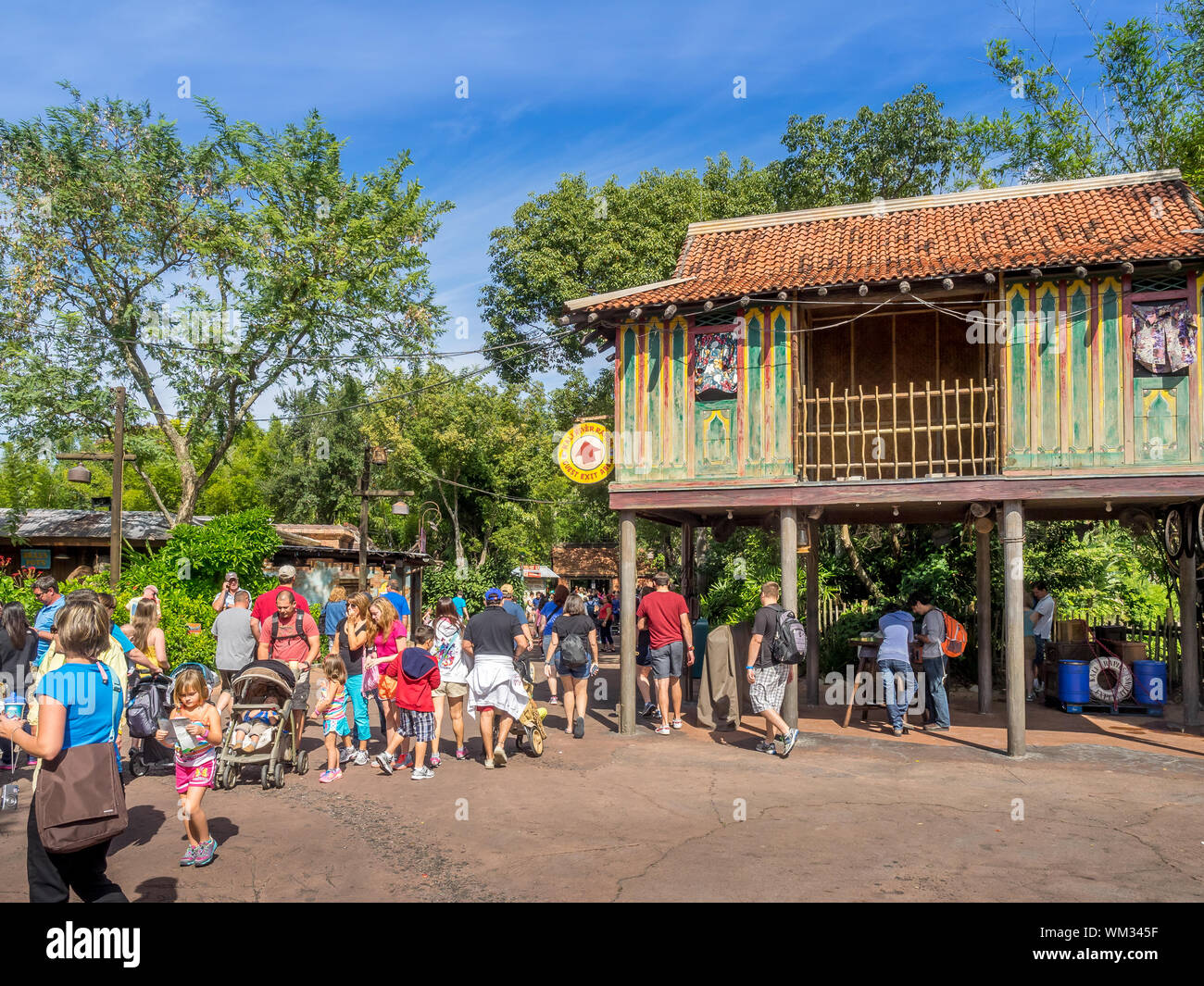 Profitez de la foule le parc à thème Animal Kingdom à Disney World à Orlando en Floride. Les bâtiments sont visibles dans la section Asie du parc. Banque D'Images