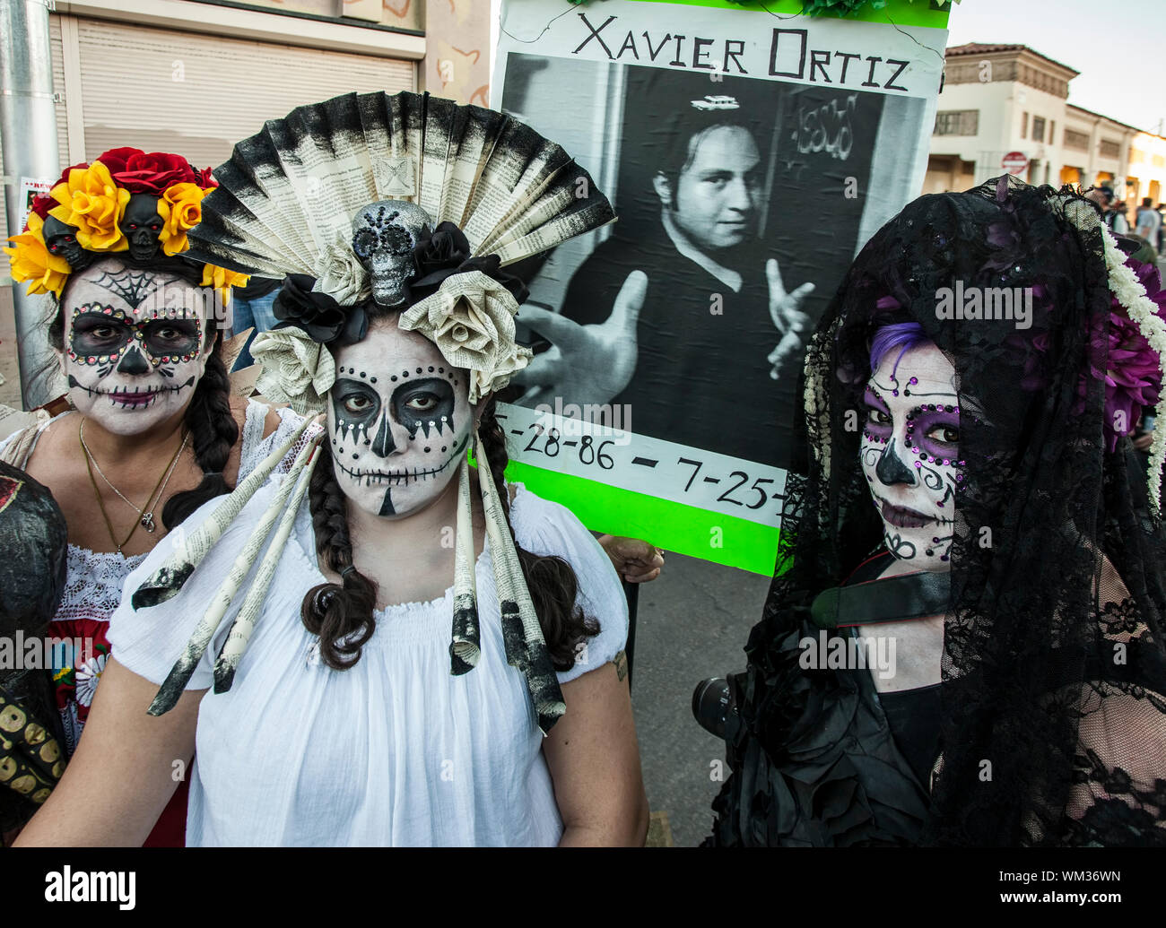TUCSON, AZ/USA - 09 novembre : Trois femmes à l'undientified toutes les âmes Procession le 09 novembre 2014 à Tucson, Arizona, USA. Banque D'Images