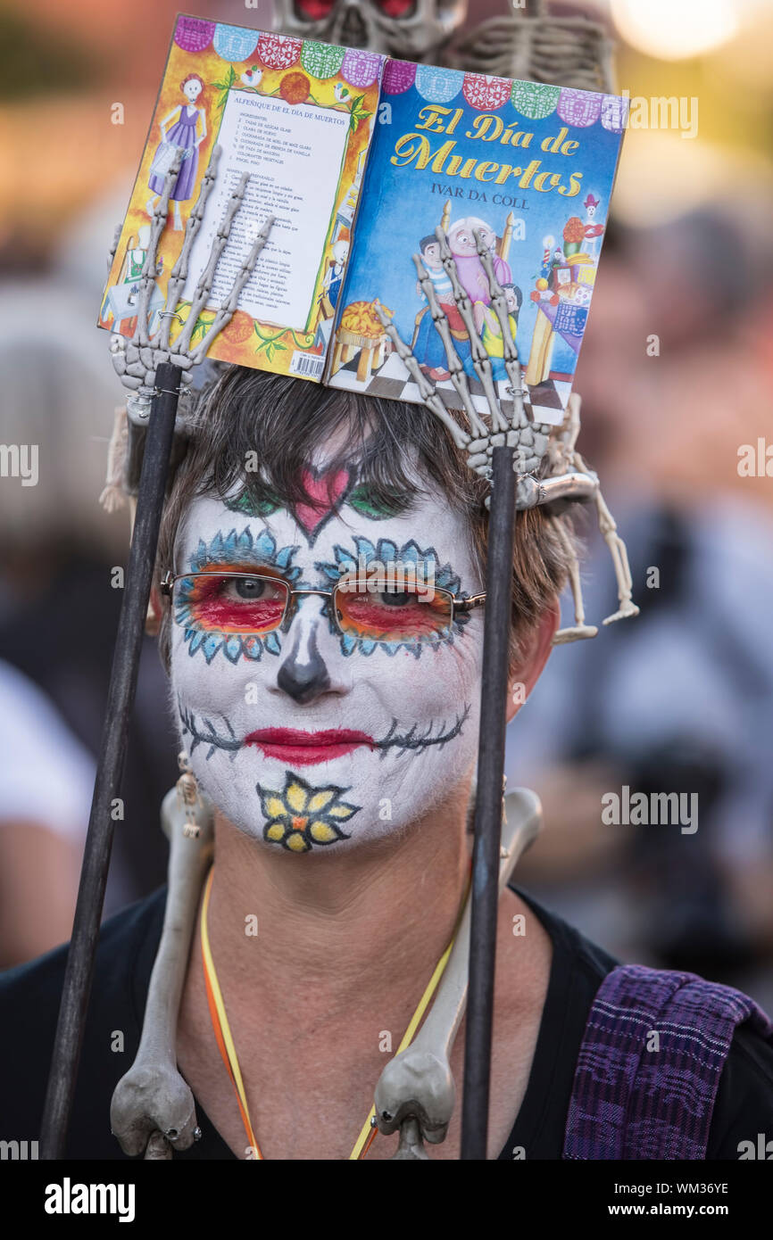 TUCSON, AZ/USA - 09 novembre : une femme non identifiée dans toutes les âmes à la facepaint Procession le 09 novembre 2014 à Tucson, Arizona, USA. Banque D'Images