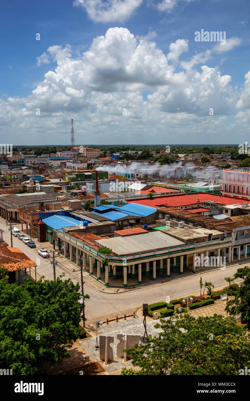 Vue aérienne d'une petite ville cubaine, Ciego de Avila, au cours d'une journée ensoleillée et nuageux. Situé dans le centre de Cuba. Banque D'Images