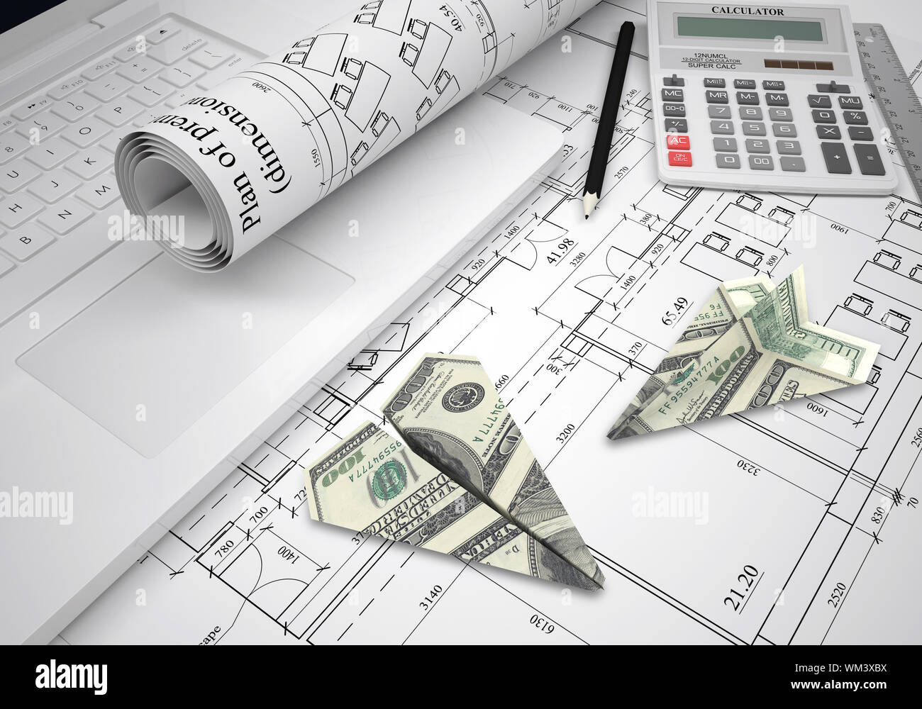 Avions en papier de dollars se trouvant sur des dessins architecturaux. Ordinateur portable et des outils sont à proximité. Concept d'affaires de bâtiment Banque D'Images