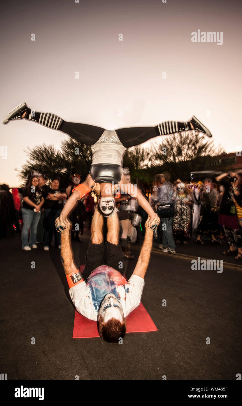 TUCSON, AZ/USA - 09 novembre : deux interprètes non identifiés à l'All Souls Procession le 09 novembre 2014 à Tucson, Arizona, USA. Banque D'Images
