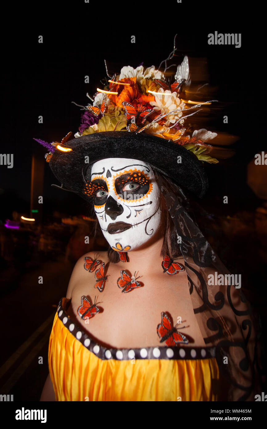 TUCSON, AZ/USA - Novembre 09 : jeune femme avec facepaint et parures de papillon à l'All Souls Procession le 09 novembre 2014 à Tuc Banque D'Images