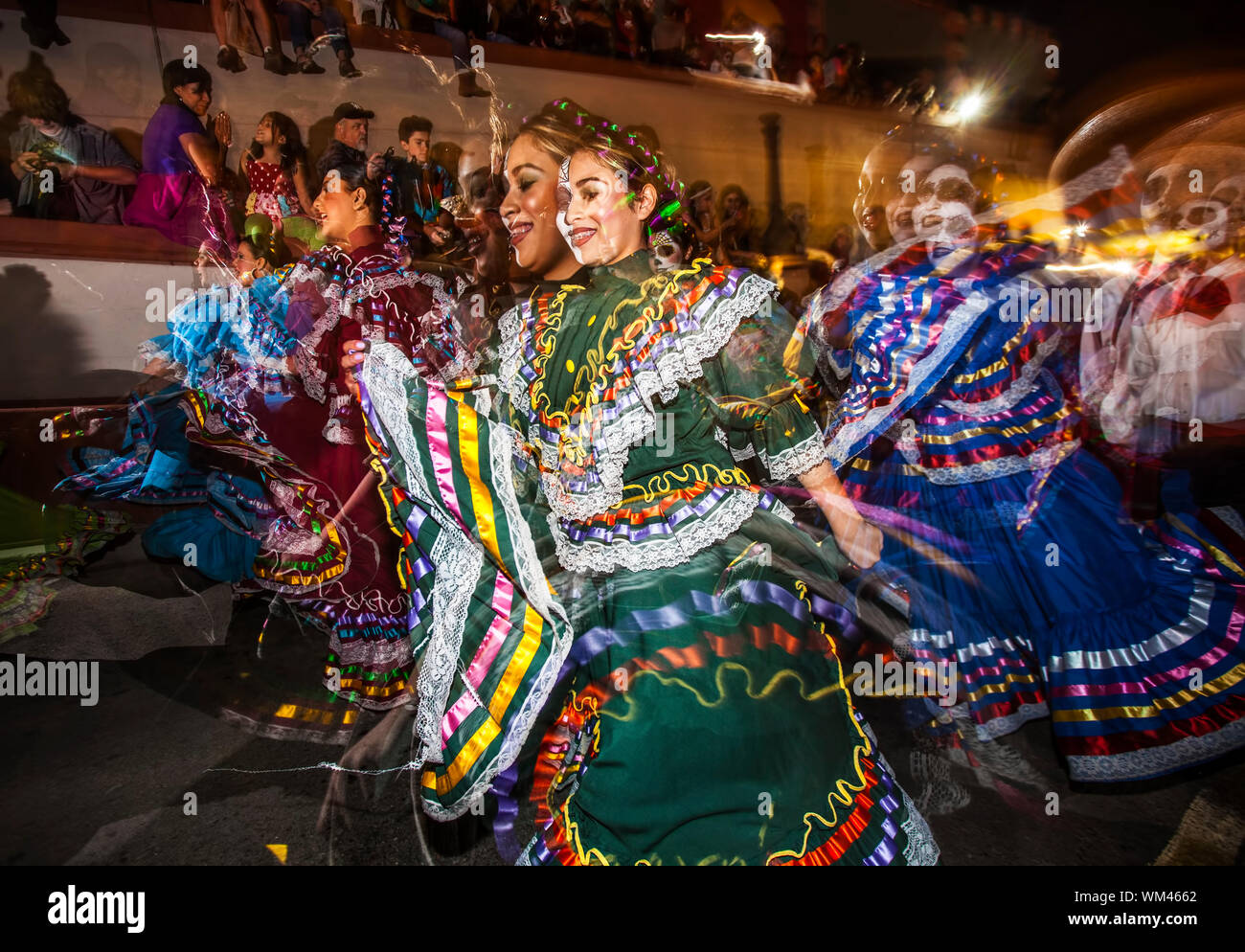 TUCSON, AZ/USA - Novembre 09 : Effet shot de restes folklorico danseuses à la toutes les âmes Procession le 09 novembre 2014 à Tucson, Arizona, USA. Banque D'Images