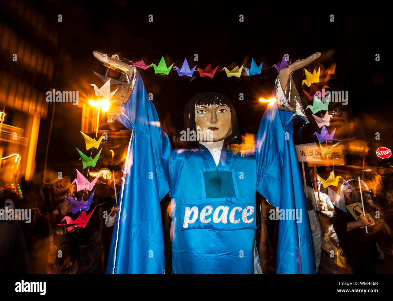 TUCSON, AZ/USA - Novembre 09 : personnes non identifiées avec de grandes figure dans le toutes les âmes Procession le 09 novembre 2014 à Tucson, Arizona, USA. Banque D'Images