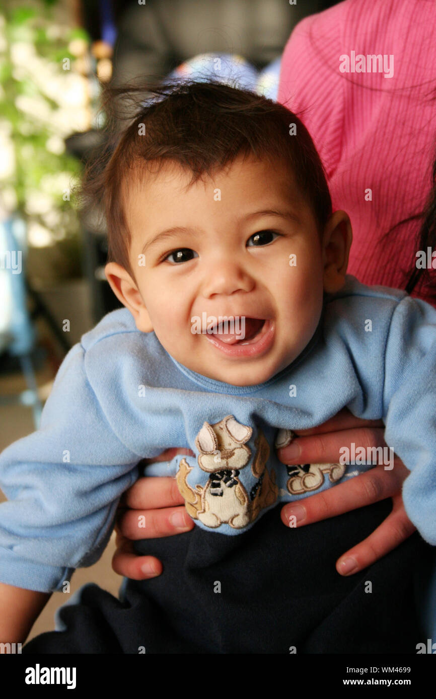 Heureux Bebe De Six Mois Qui Sort Sa Langue La Partie Asiatique Scandinave Photo Stock Alamy Heureux Bebe De Six Mois Qui Sort Sa Langue La Partie Asiatique Scandinave Photo Stock Alamy