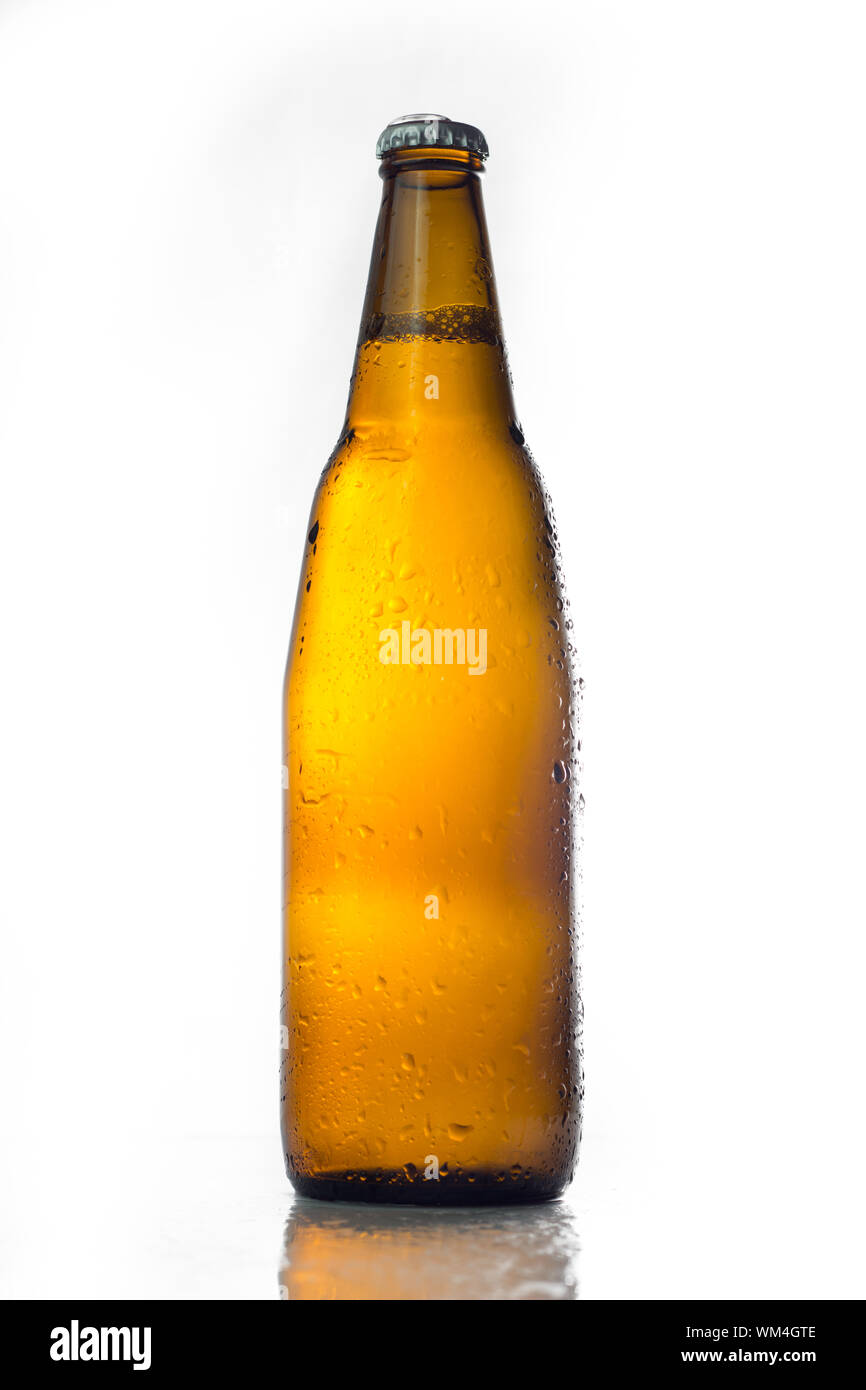 Bouteille de bière condensé Against White Background Banque D'Images