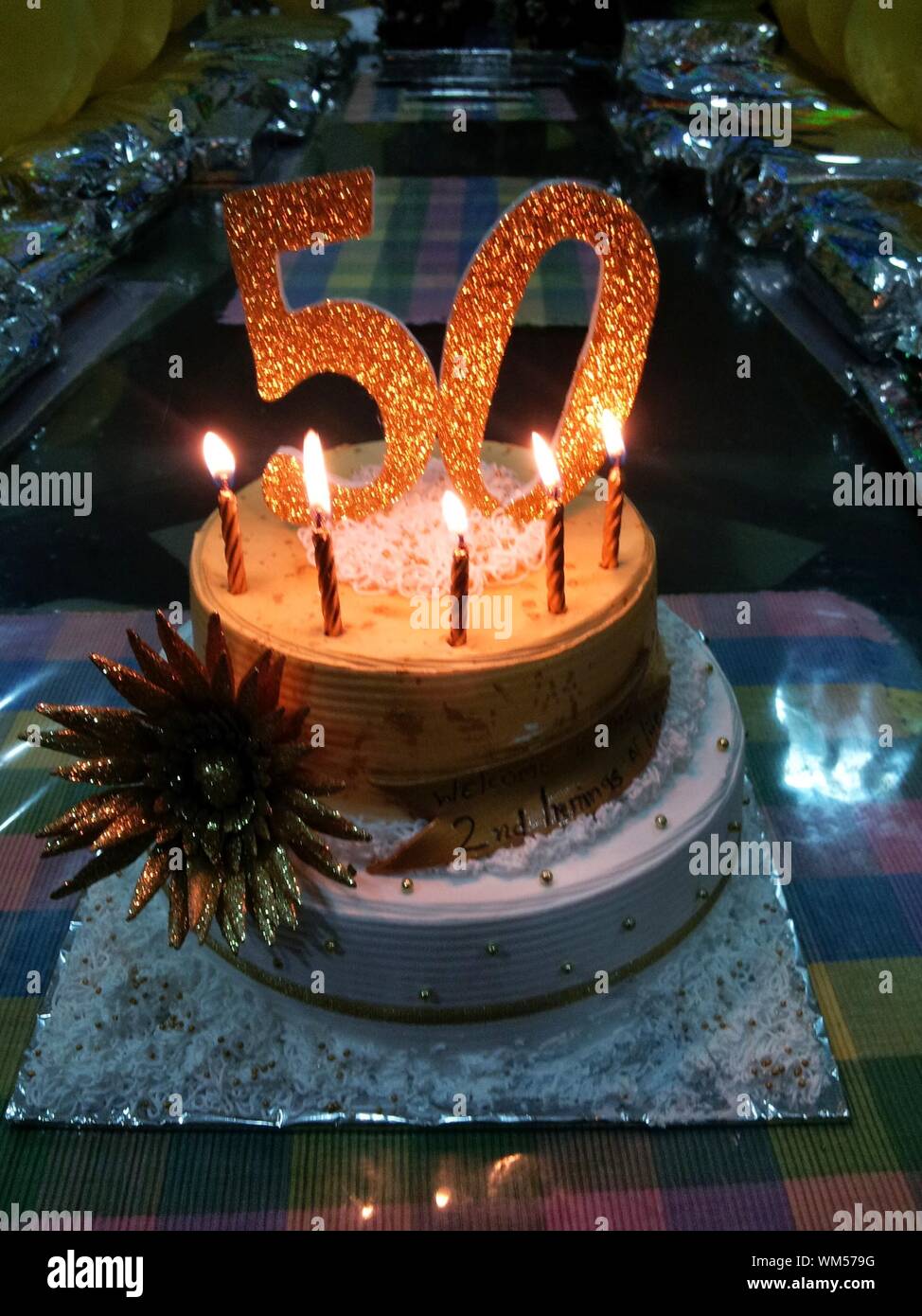 Bougie Allumee Et Le Numero 50 Sur Le Gateau D Anniversaire Photo Stock Alamy