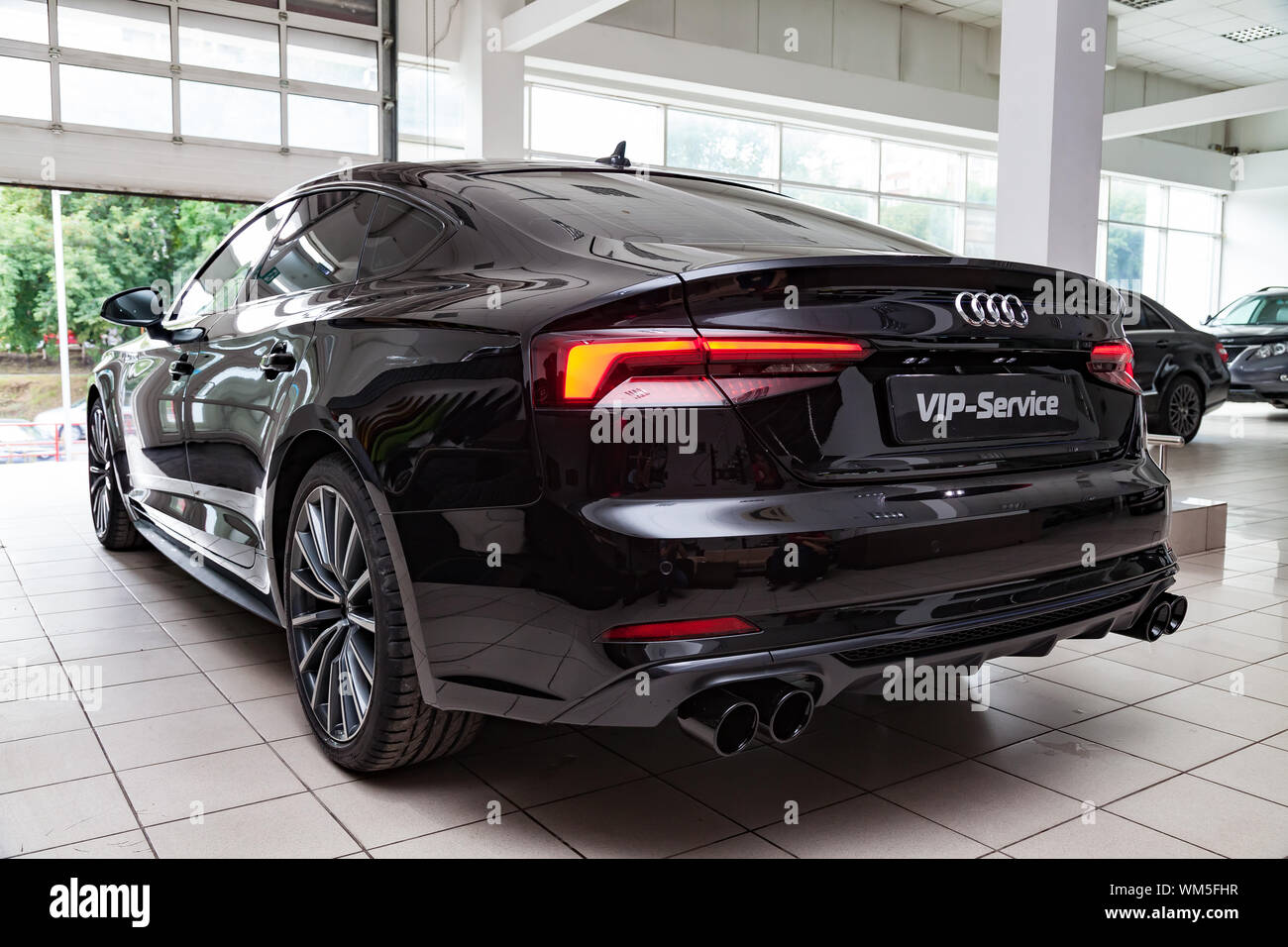 Novosibirsk, Russie - 08.01.2018 : vue arrière de l'Audi A5 Sportback 2019 préparé pour la vente et exposées dans la salle d'exposition avec un noir brillant poli Banque D'Images