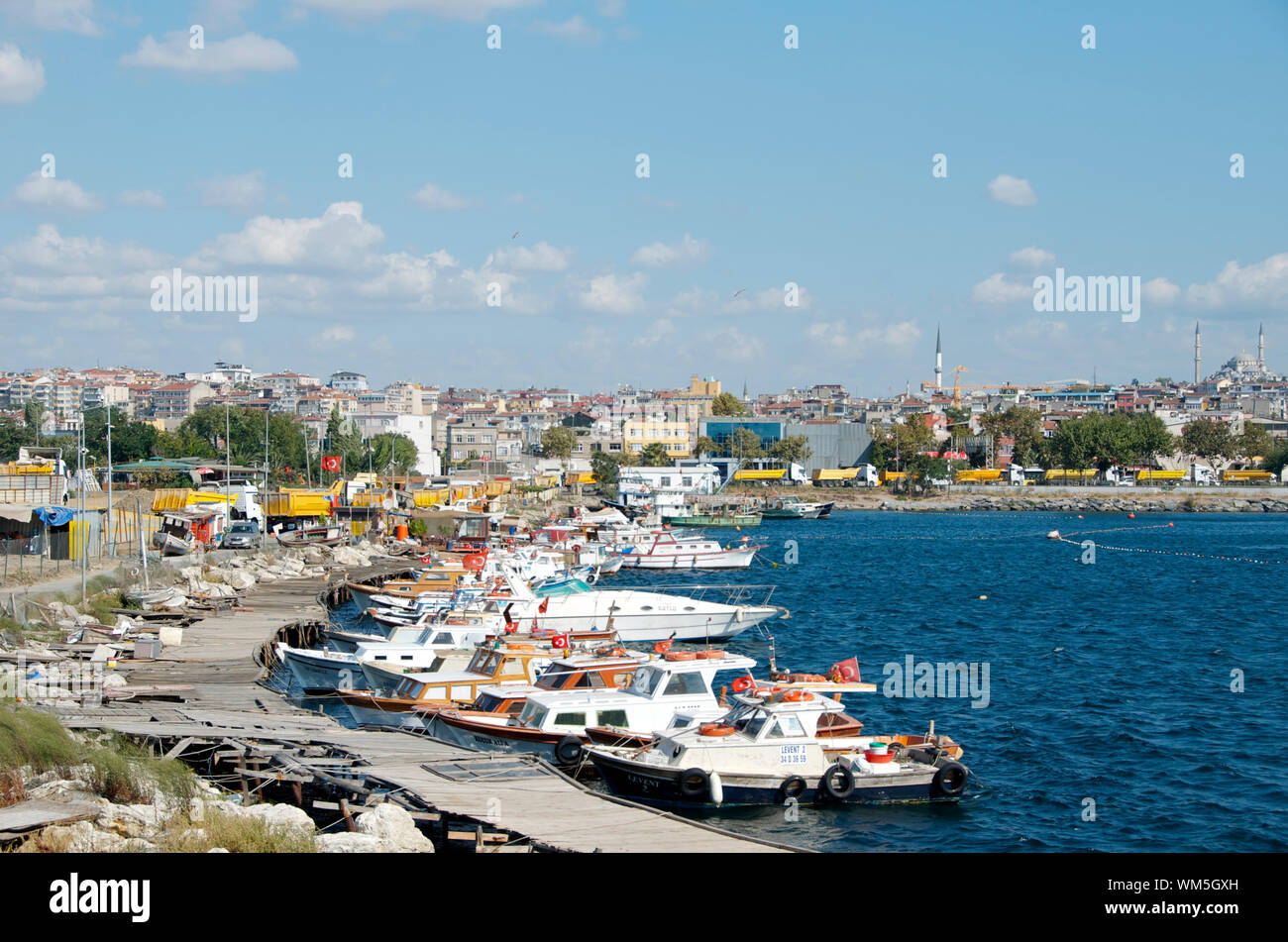 Ligne de bétonnières près du port d'Istanbul Banque D'Images