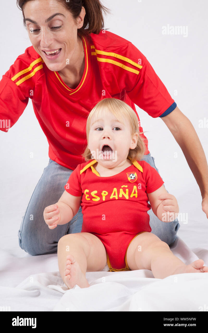 Celebre Blond Bebe Seize Mois Avec Chemise Rouge De L Equipe De Soccer Et De Mere Espagnol Photo Stock Alamy