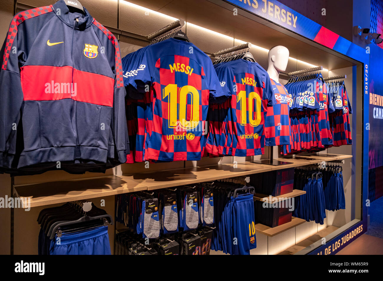 Barcelone, Espagne. 08Th Sep 2019. Le nouveau kit de football Club avec le  numéro 10 de Messi la boutique du club.Le club de football du FC Barcelone  ouvre une nouvelle boutique au