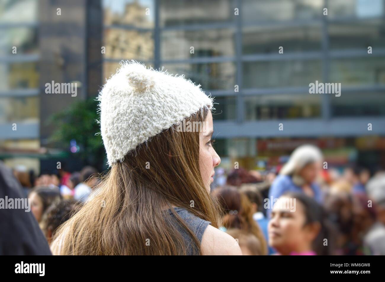 Femme aux cheveux longs portant Knit hat Banque D'Images