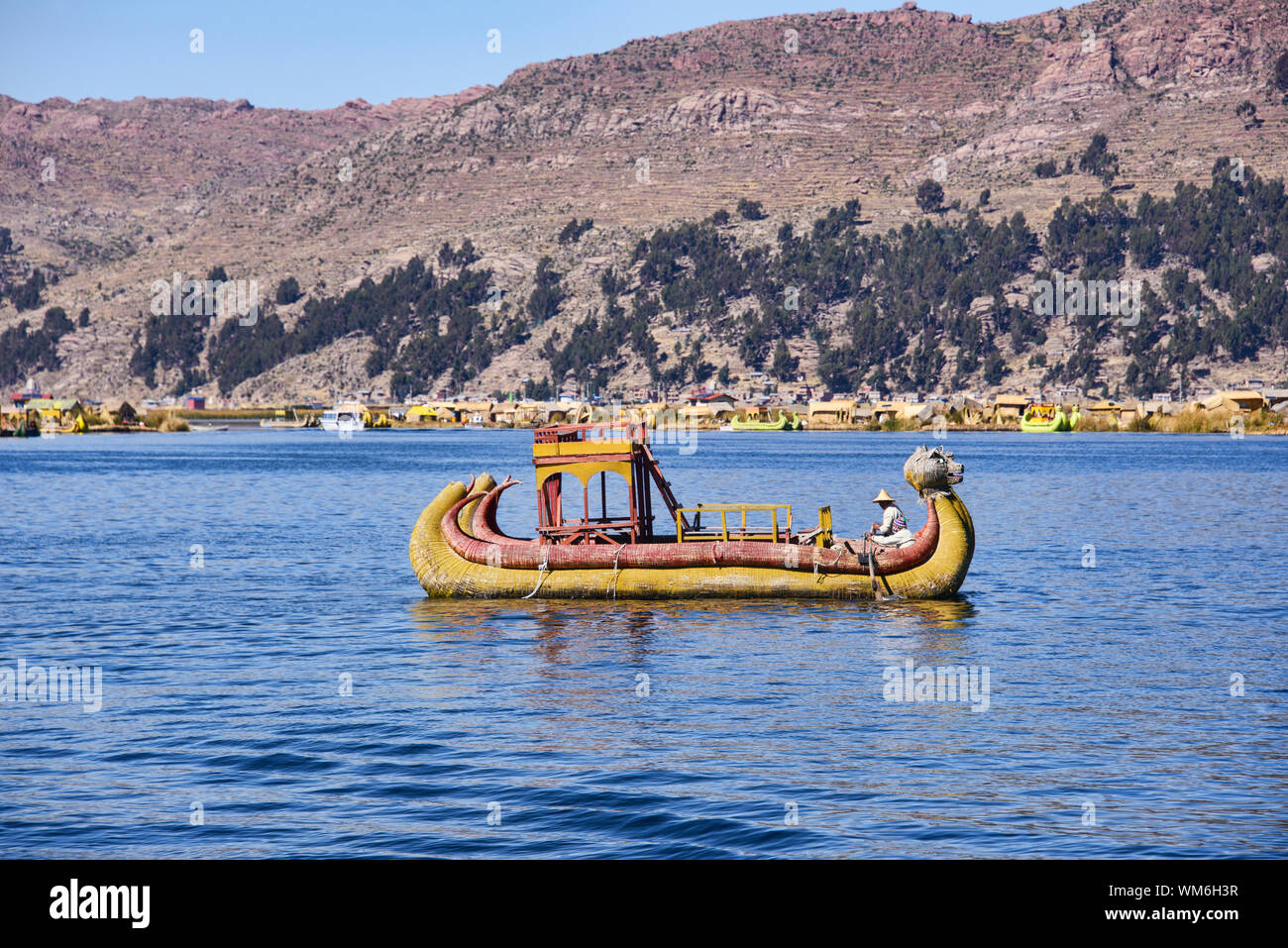 Bateau traditionnel reed de l'Uros, îles du lac Titicaca, Puno, Pérou Banque D'Images