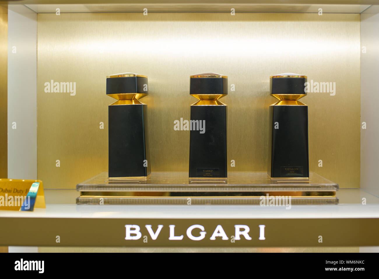 Dubaï, Émirats arabes unis - circa 2019, février : close up shot de Flacons  à parfum BVLGARI en duty free à l'Aéroport International de Dubaï Photo  Stock - Alamy