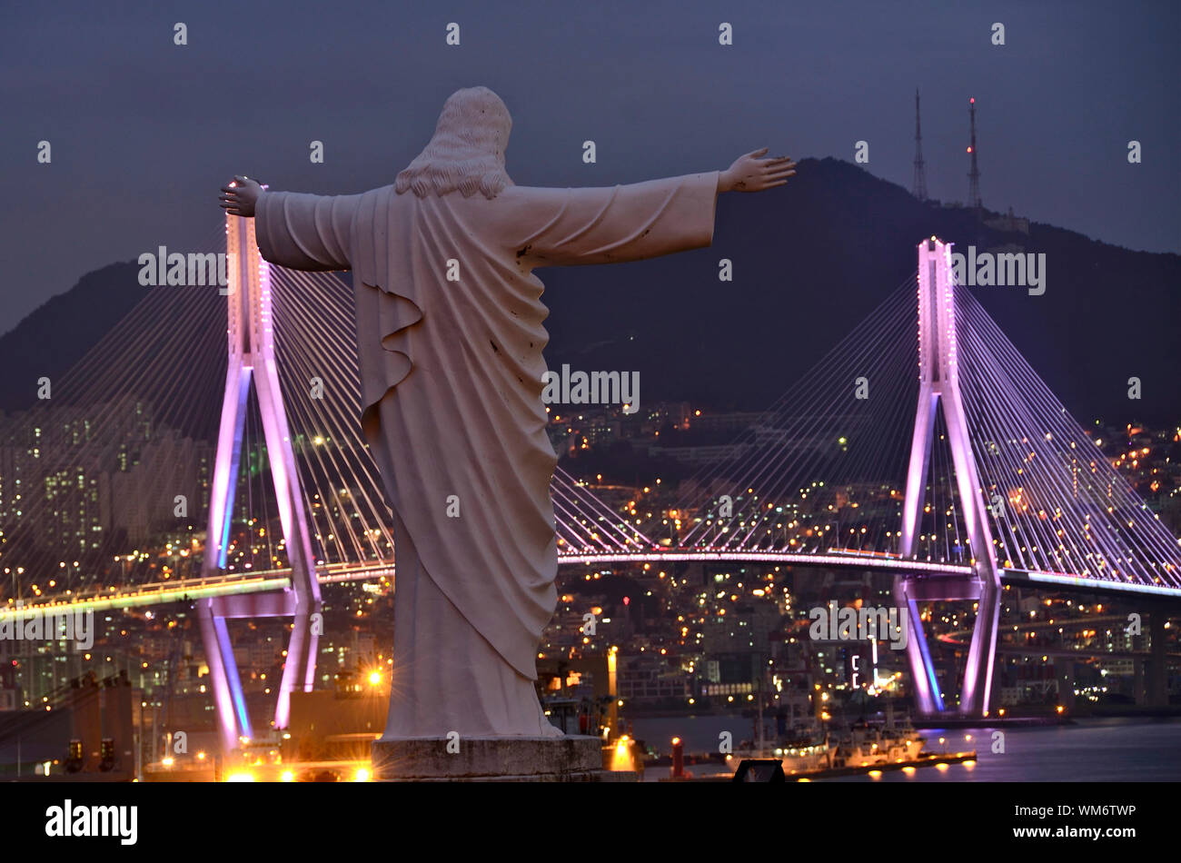 La statue du Christ, veille sur le pont de Bukhang à Busan, Corée du Sud Banque D'Images