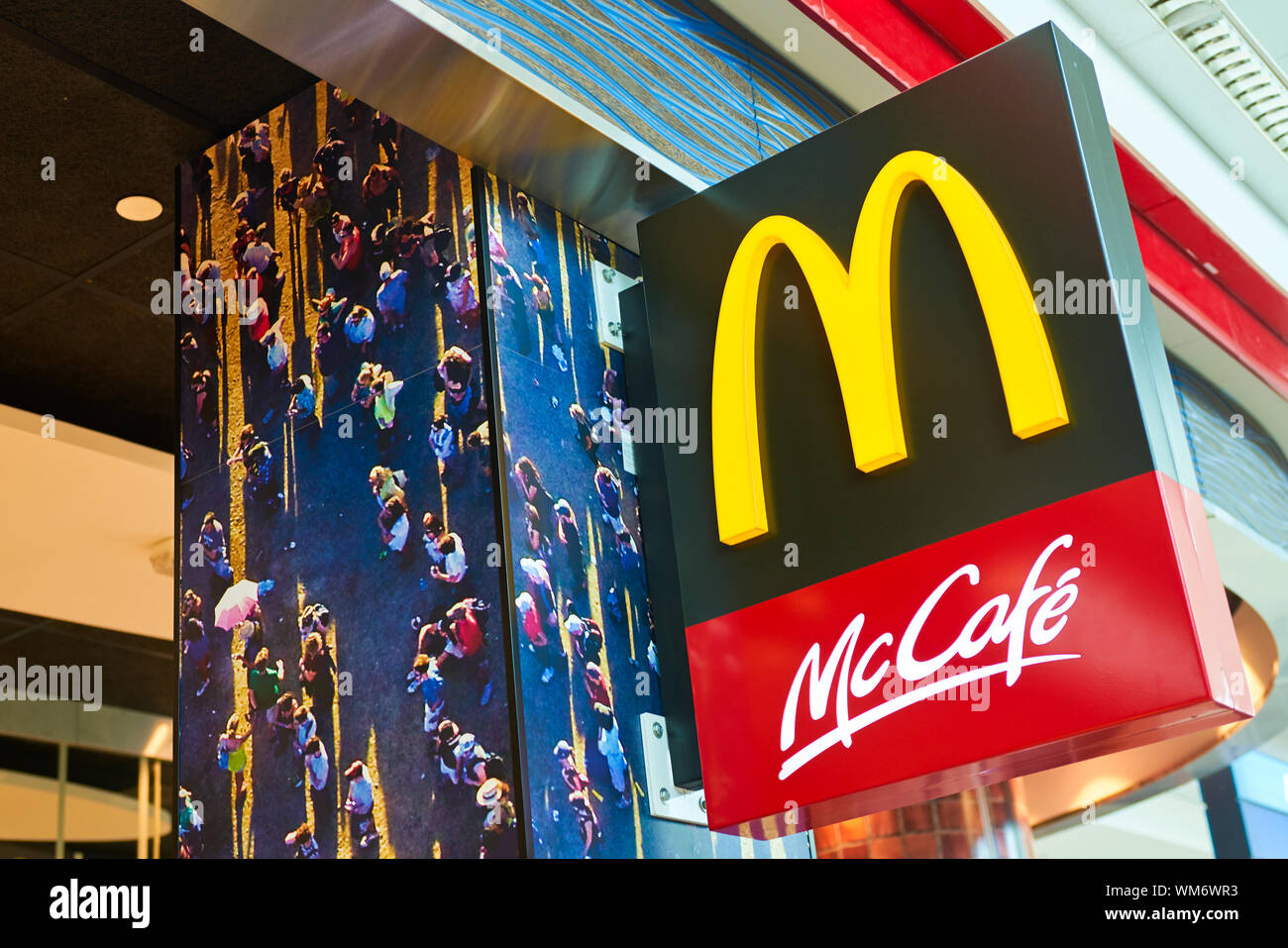 Dubaï, Émirats arabes unis - circa 2019, février : close up shot of Golden Arches et McCafe signer chez McDonald's Restaurant à l'Aéroport International de Dubaï. Banque D'Images