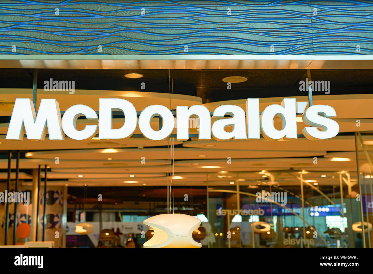 Dubaï, Émirats arabes unis - circa 2019, février : McDonald's signe chez McDonald's restaurant à l'Aéroport International de Dubai Banque D'Images