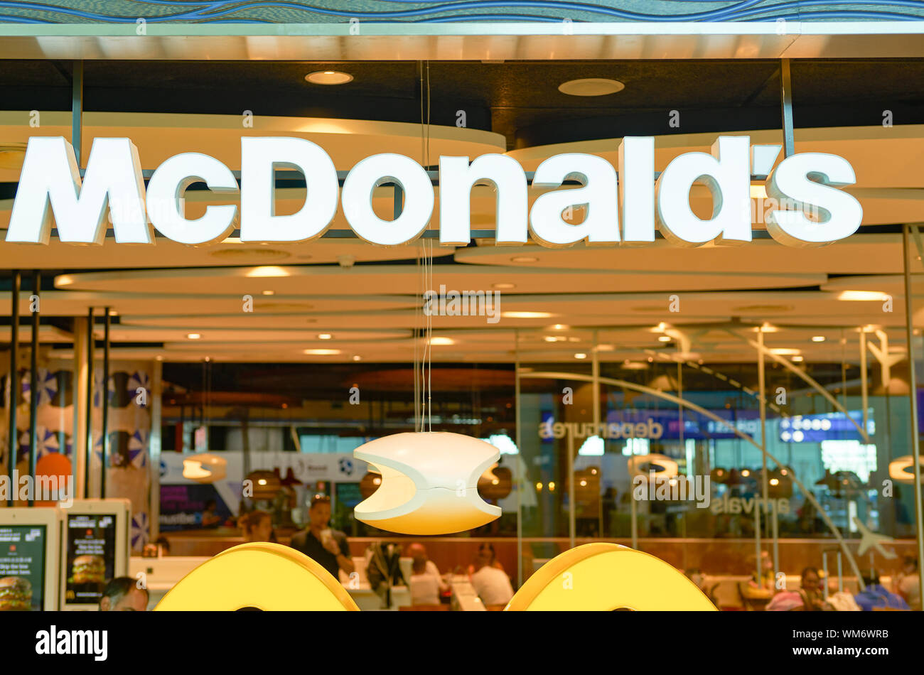 Dubaï, Émirats arabes unis - circa 2019, février : McDonald's signe chez McDonald's restaurant à l'Aéroport International de Dubai Banque D'Images