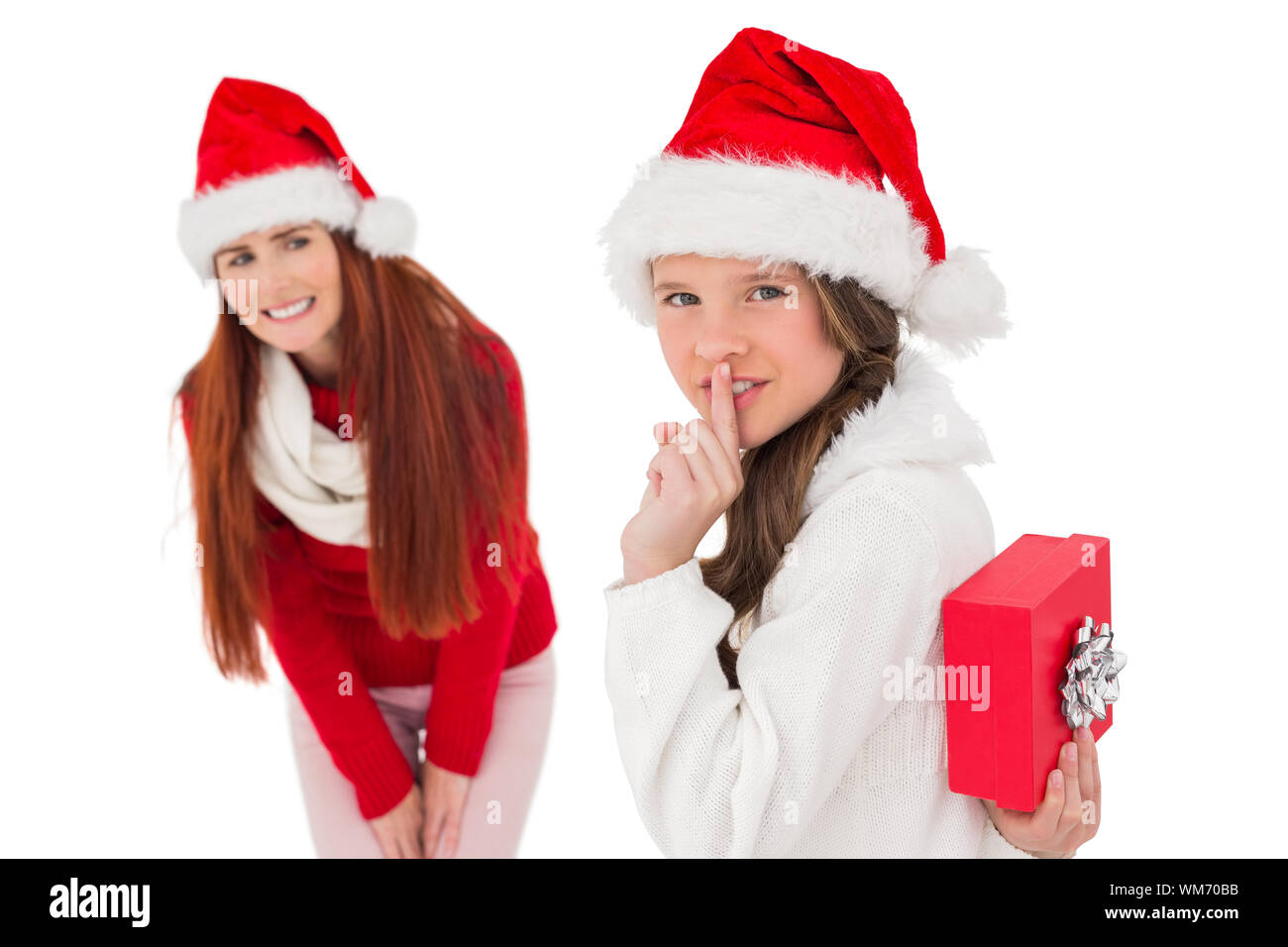 Mère et fille avec des cadeaux de Noël sur fond blanc Banque D'Images