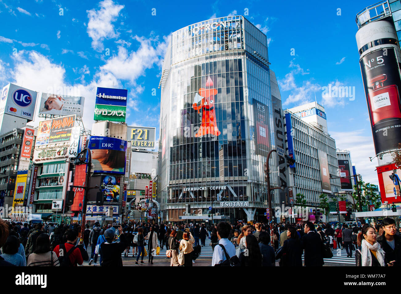 DEC 5, 2019 Tokyo, Japon - Carrefour Shibuya piétons occupé avec de nombreux touristes asiatiques de concordance et les Japonais, célèbre quartier commerçant de Tokyo Banque D'Images