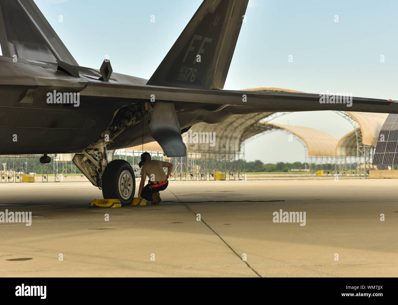 Les aviateurs de l'US Air Force préparer un F-22 Raptor pour le décollage à Joint Base Langley-Eustis, Virginie, le 4 septembre 2019. Le F-22 a été déplacé à la Rickenbacker Air National Guard Base, Ohio, en préparation pour l'Ouragan Dorian. (U.S. Air Force photo par un membre de la 1re classe Sarah Dowe) Banque D'Images