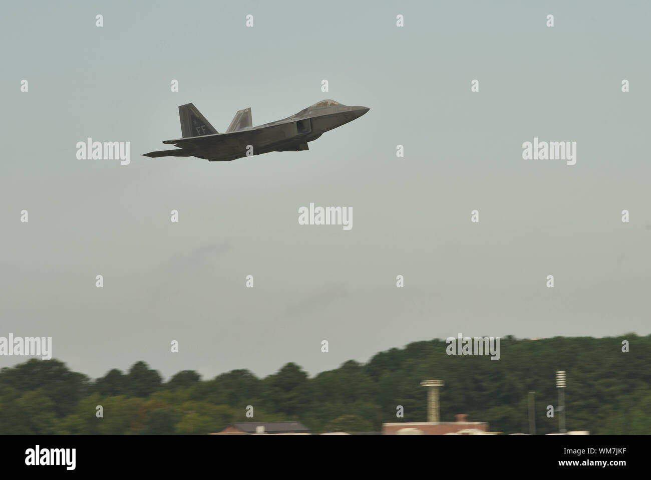 Un U.S. Air Force F-22 Raptor décolle à Joint Base Langley-Eustis, Virginie, le 4 septembre 2019. Beaucoup d'avions ont été transférés à la base de la Garde nationale aérienne Rickenbacker, de l'Ohio en préparation pour l'Ouragan Dorian. (U.S. Air Force photo par un membre de la 1re classe Sarah Dowe) Banque D'Images