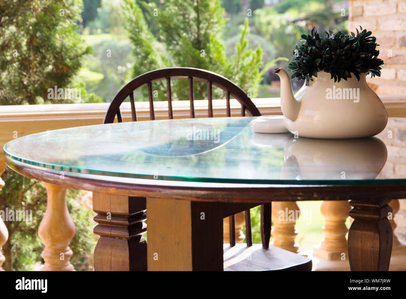 Ancienne table et chaise salle à manger. Banque D'Images