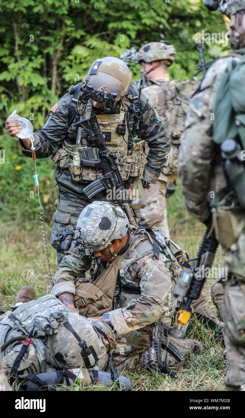 Un soldat de la troupe C, 1er Escadron, 75e Régiment de cavalerie, 2e Brigade Combat Team fournit les premiers secours à victime simulée pendant un exercice conjoint sur Fort Campbell, mercredi 16 août, 2019. Les soldats ont passé deux semaines de formation avec les Bérets verts du 5e Groupe des forces spéciales (Airborne), sur des exercices de combat, la manipulation des prisonniers de guerre, des soins aux blessés et l'évacuation des tactiques, et la planification de la mission. (U.S. Photo de l'armée par le sergent. Iman Broady-Chin) Banque D'Images