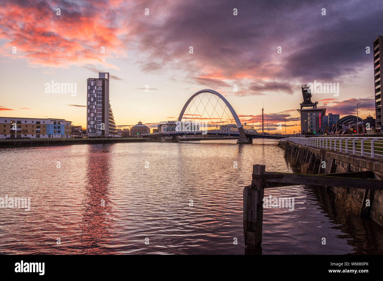 Pont sur la rivière Clyde contre ciel nuageux en ville pendant le coucher du soleil Banque D'Images