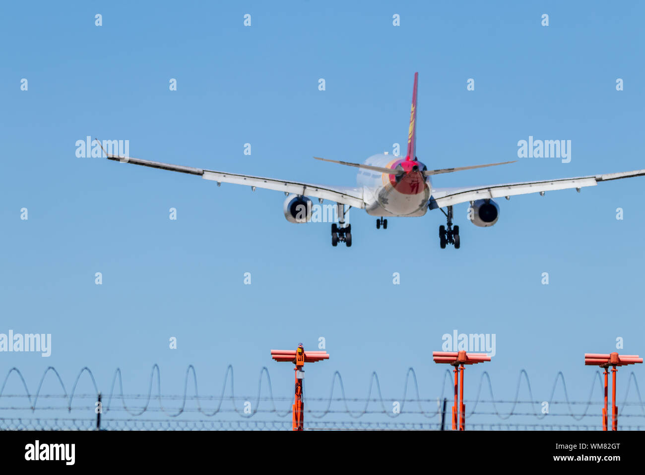 Atterrissage de l'avion un jour clair. (Haines Airlines A 330) Banque D'Images