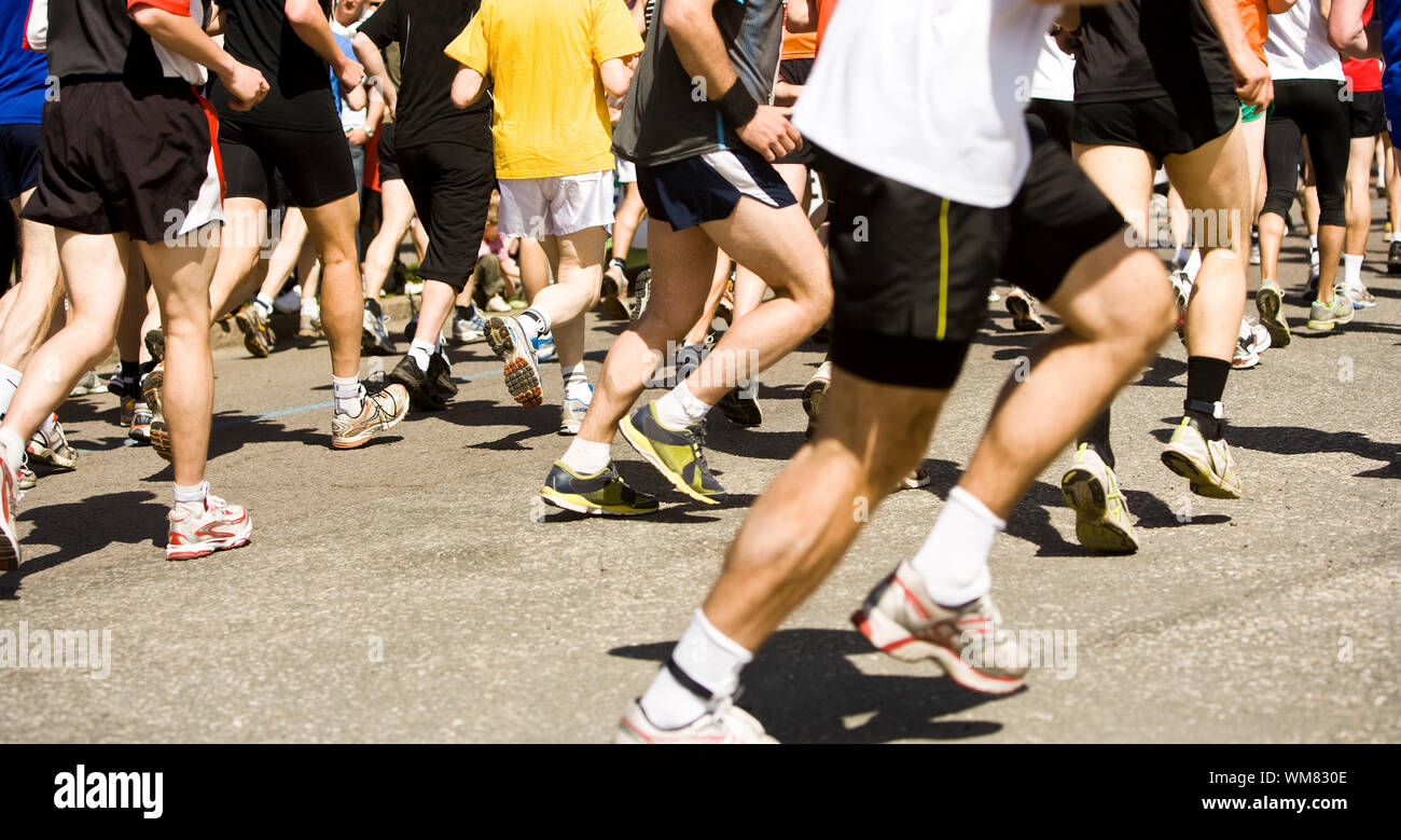 Beaucoup de gens courir dans une course de sport Banque D'Images
