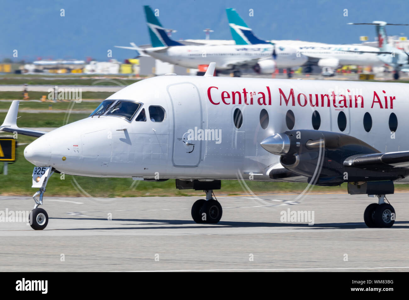 Central Mountain Air Beechcraft 1900 en taxi jusqu'au terminal de l'aéroport international de Vancouver. Aéroport. Banque D'Images