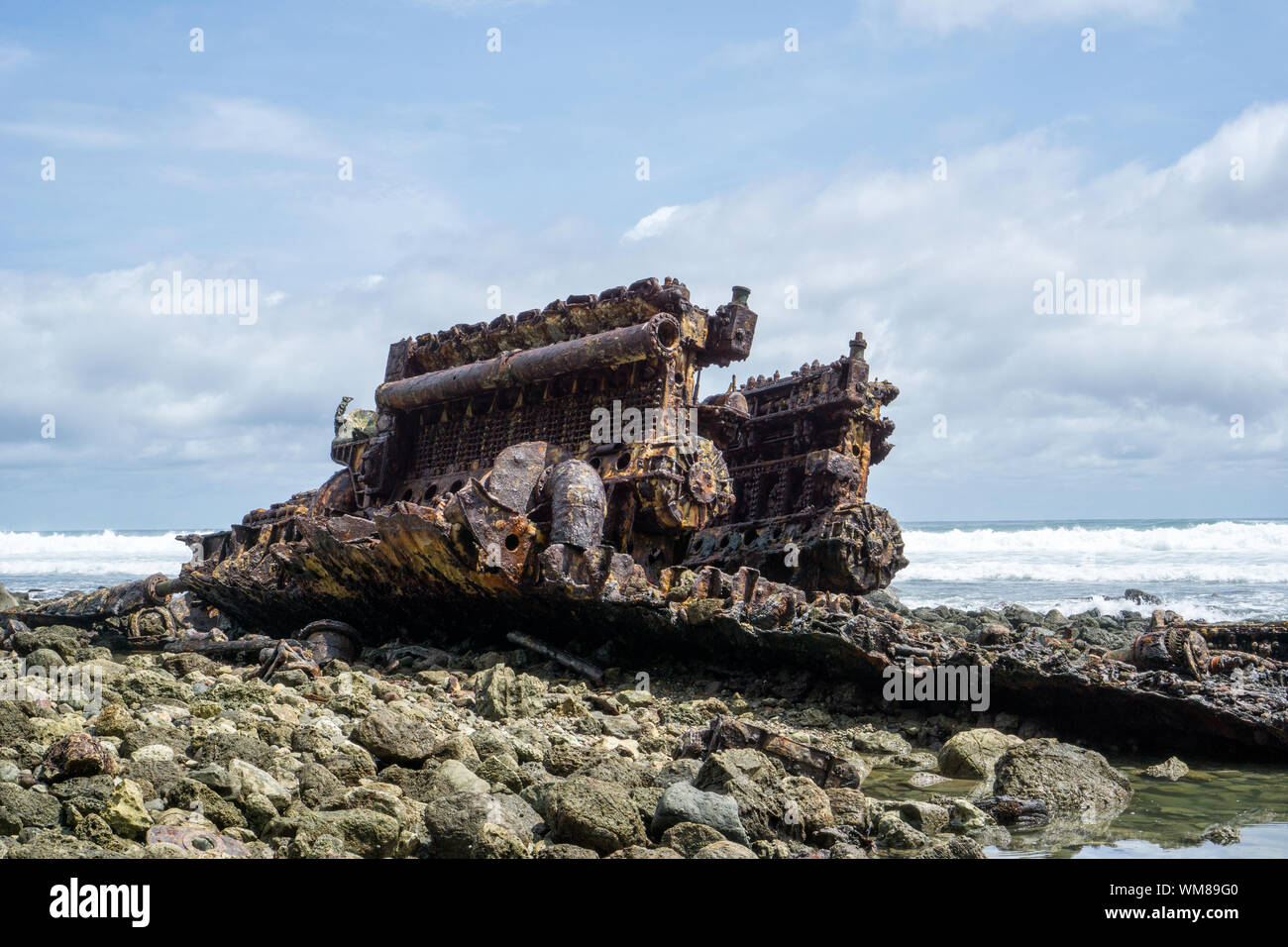 Moteur rouillé du vieux naufrage sur plage, parc national de Corcovado, Costa Rica Banque D'Images