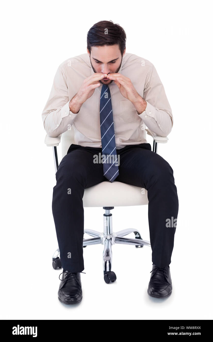 Businessman pointing criant sur fond blanc Banque D'Images