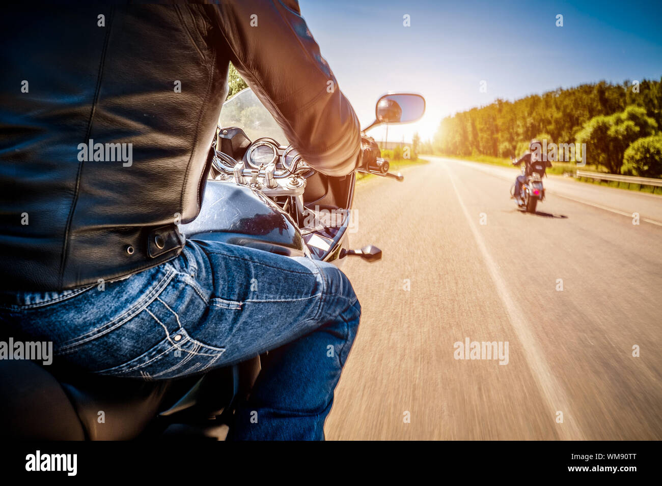 La Conduite D une Moto Motards Rides Le Long De La Route Asphalt e la-conduite-d-une-moto-motards-rides-le-long-de-la-route-asphalt-e