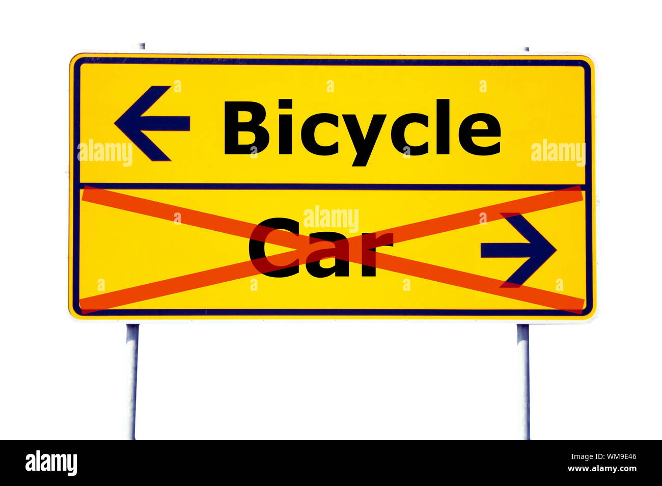 Ecology concept avec voiture et vélo sur route jaune sign Banque D'Images