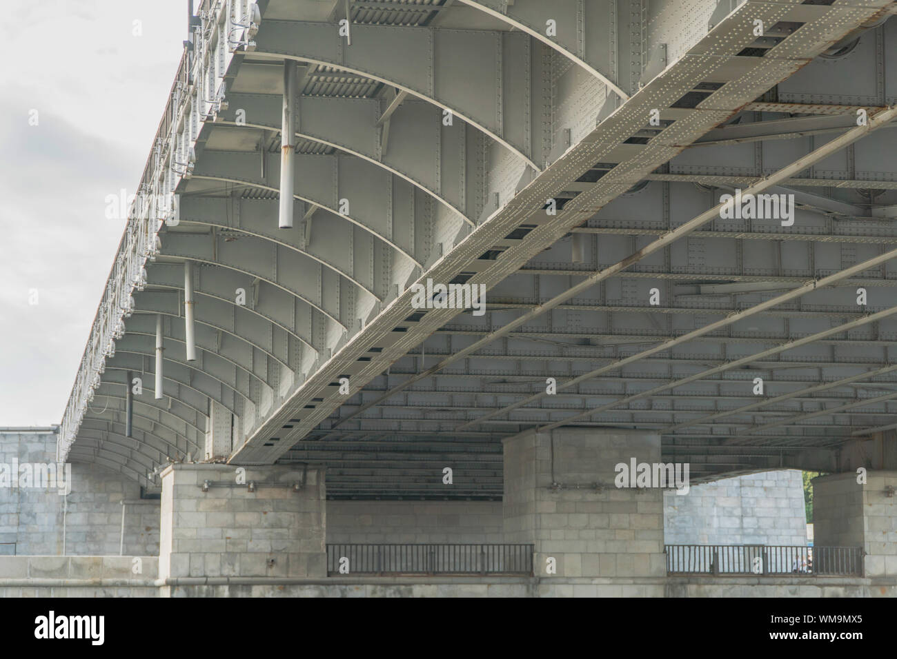 Pont en béton armé moderne, vue de dessous Banque D'Images