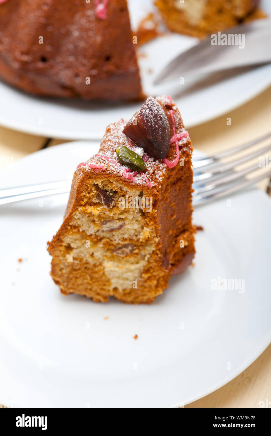 Gateau De Chataignes Fraiches Dessert Pain Aux Amandes Et Pistaches Sur Le Dessus Photo Stock Alamy